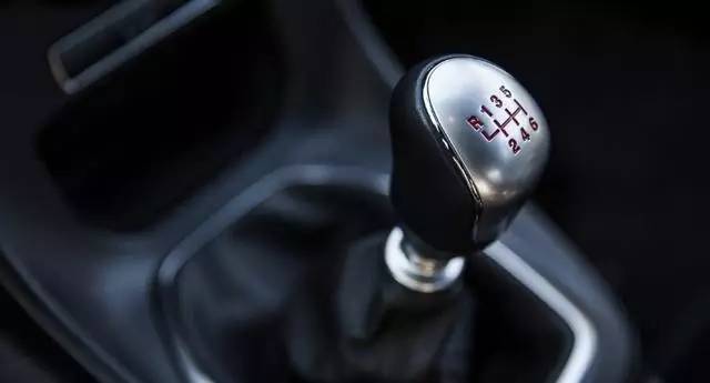 在高速行驶中遇到突发事故，该怎样处理？