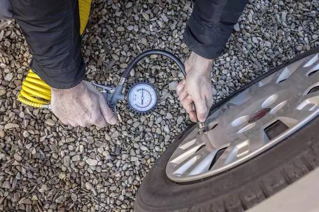 在高速行驶中遇到突发事故，该怎样处理？