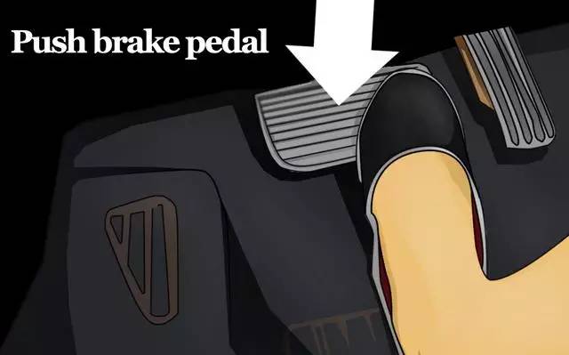 在高速行驶中遇到突发事故，该怎样处理？