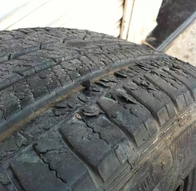 在高速行驶中遇到突发事故，该怎样处理？