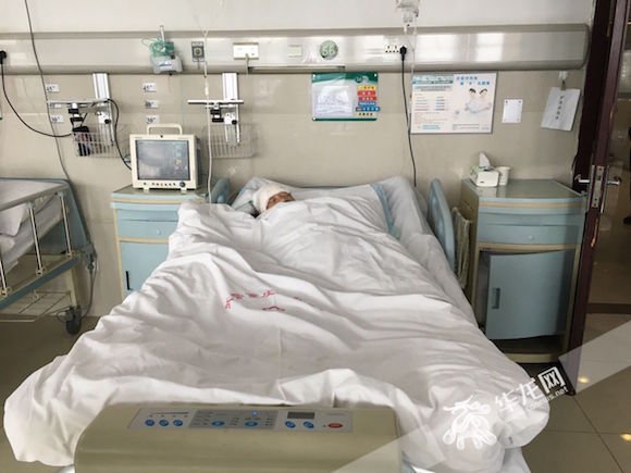 南滨路洋人街跑车车祸续:神秘人为伤者送钱 死者家属否认其私自使用