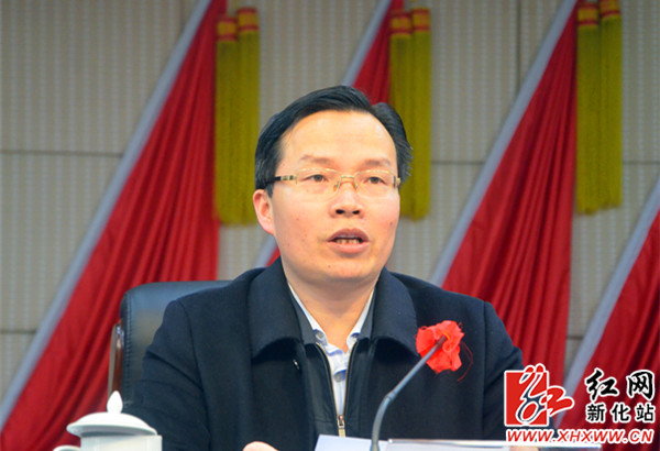 县委书记朱前明讲话会议现场