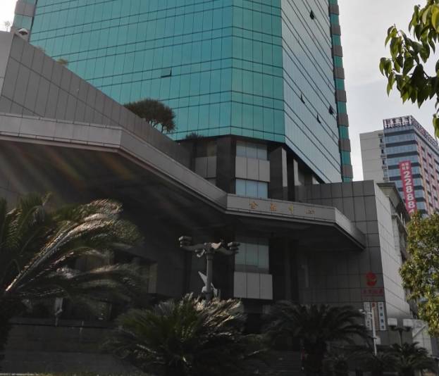 东莞市莞城区可园南路1号金源中心门口,东莞证券即坐落于此(每经