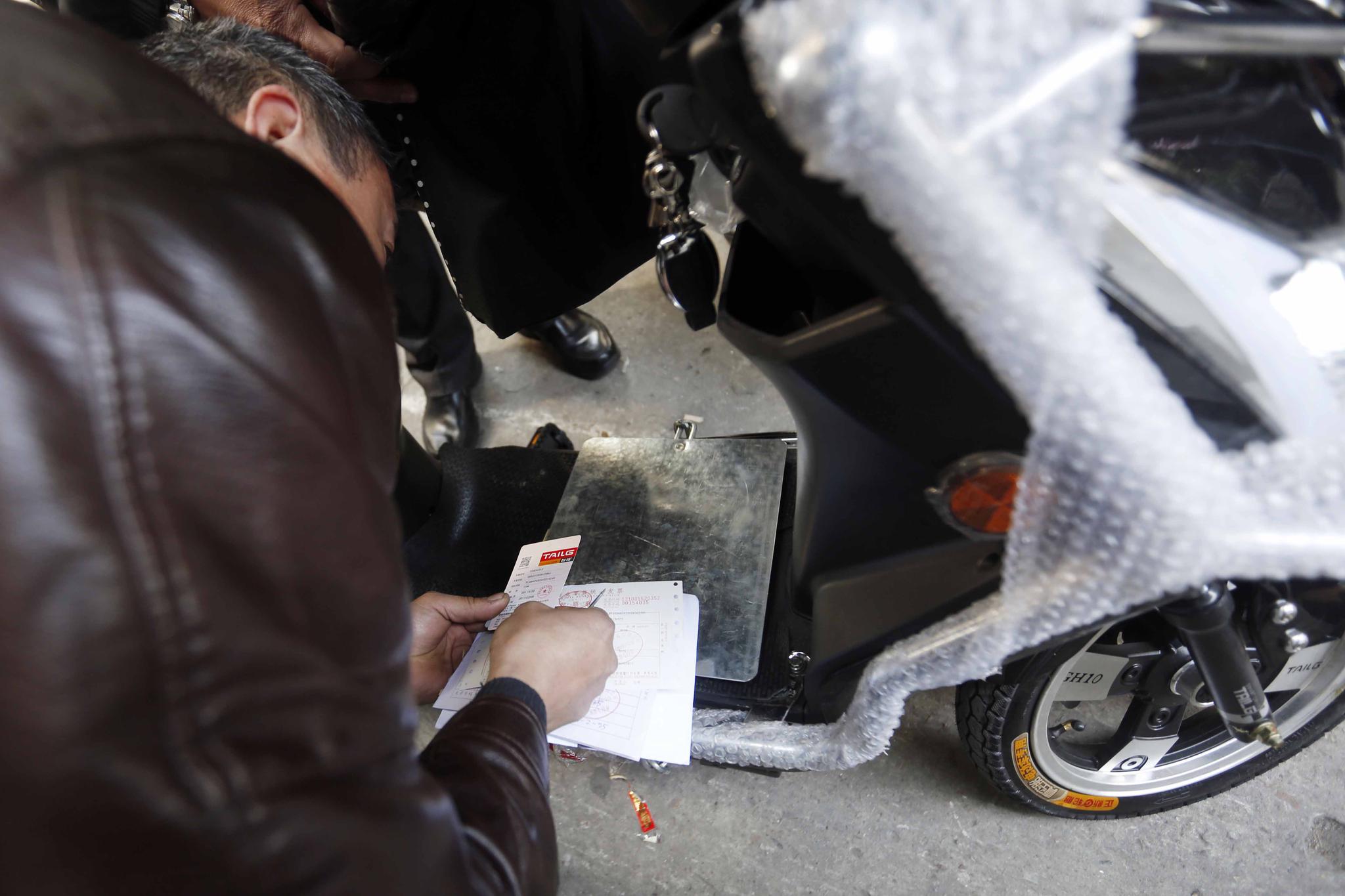 非标电动车大限将至 外卖快递员忙上牌照_手机