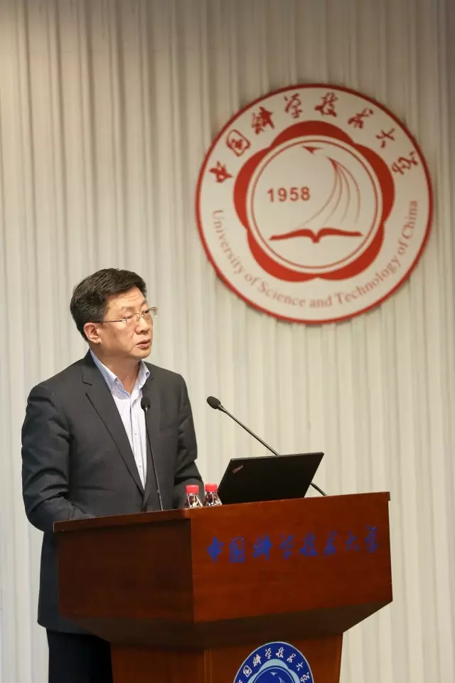 许武书记首先代表学校对杨元庆校友和来自联想公司的各位嘉宾及到场