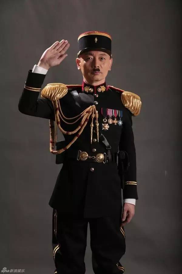 14年,成龙在京城举行生日慈善晚宴,姜文带来了《一步之遥》中的手工