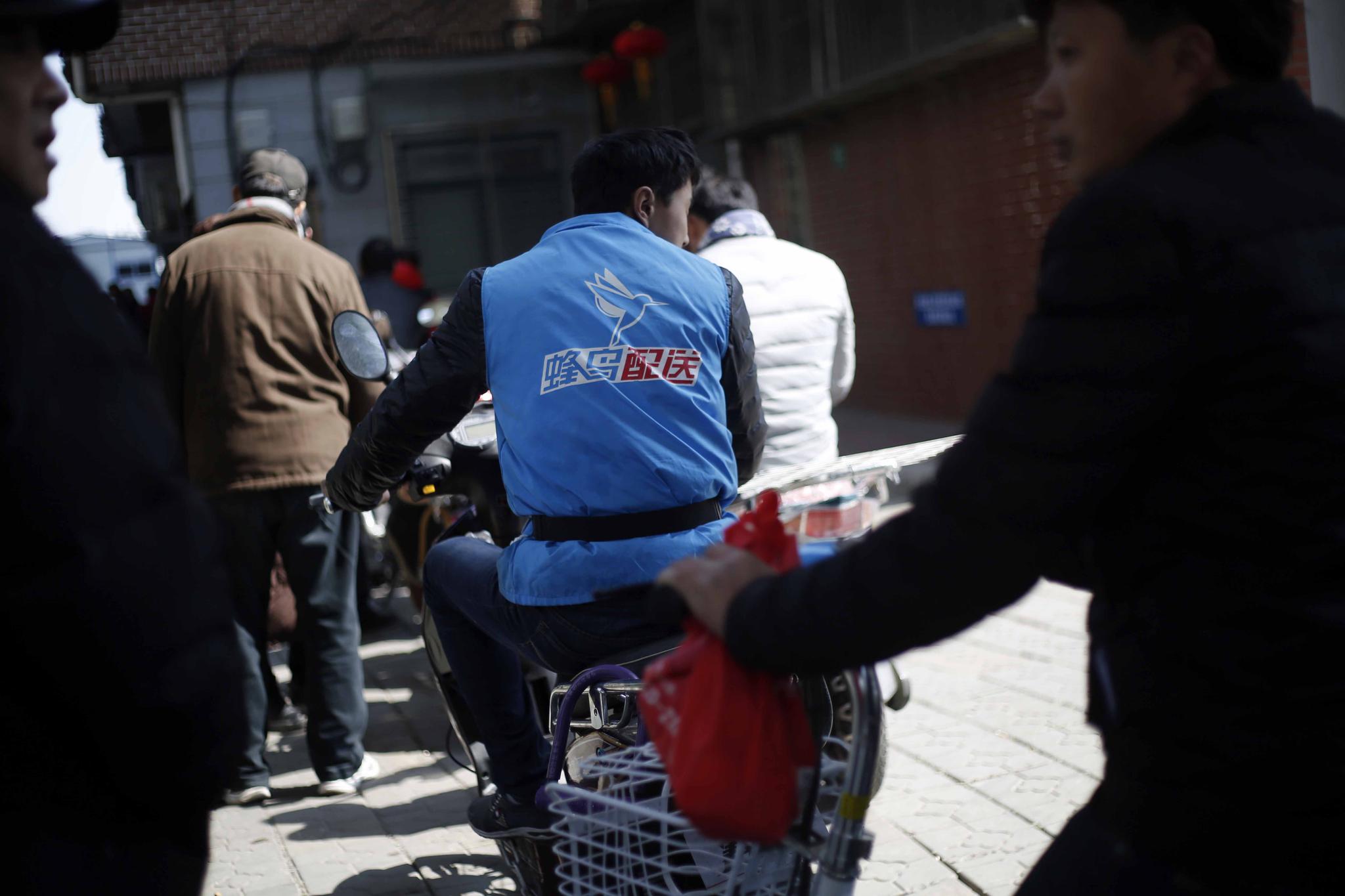 非标电动车大限将至 外卖快递员忙上牌照