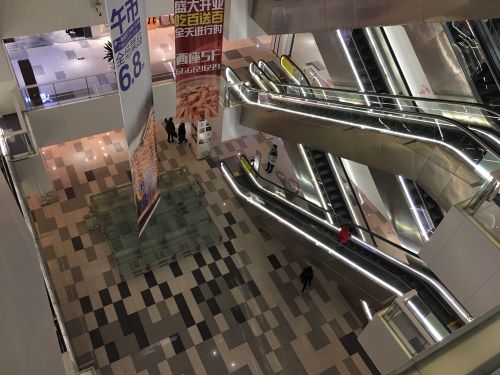 天津大悦城两幼童坠亡警示记者探访济南商超隐患