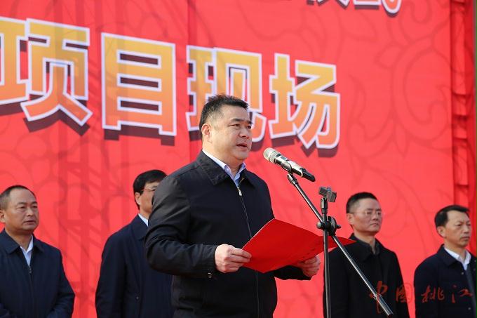 县委副书记,县长黄劲作表态发言.