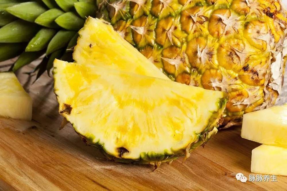 虽然还不到夏天,不少地方菠萝已经抢先上市了,但是很多人却不知道菠萝