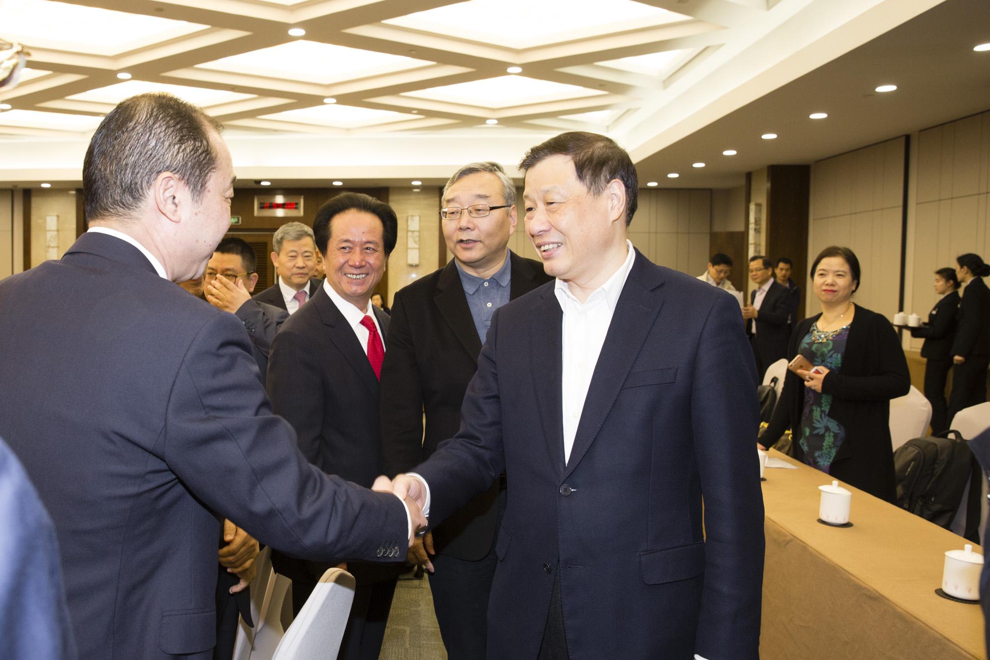 应勇主持召开民营企业代表座谈会：全力支持民营企业家在上海施展才华_新浪新闻