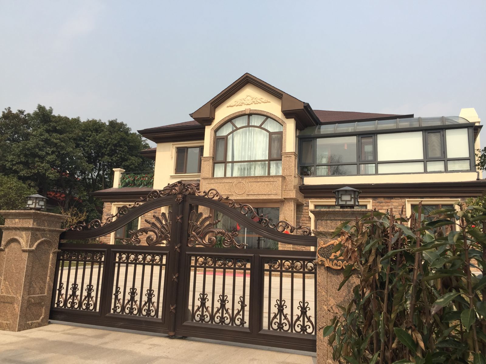 1吨重的黄金牛长什么样 探访转型中的华西村 | 现场直击