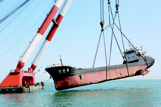 烟台山下捞起千吨搁浅散货船
