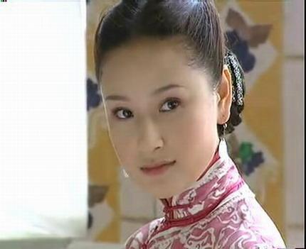 同年和黄晓明合作了古装商战剧《龙票》,饰演祁家少奶奶关素梅.