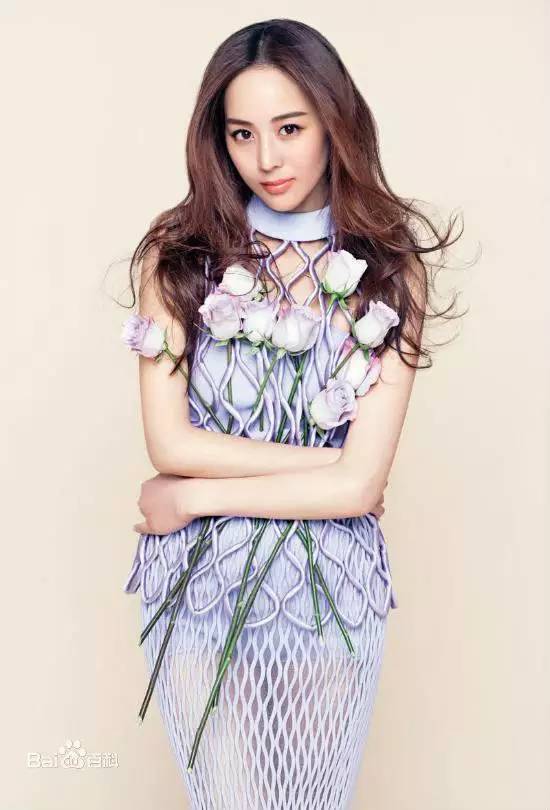 凭借"奈奈"一角,杨安琪算是火了,微博粉丝从几千迅速长到了10万 .