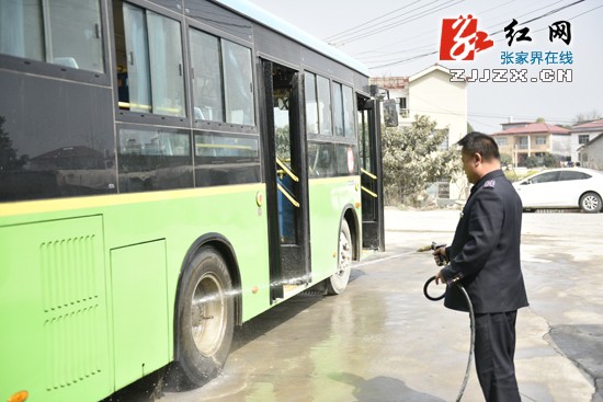 公交车驾驶员陈师傅利用简易洗车设备对车辆进行清洗