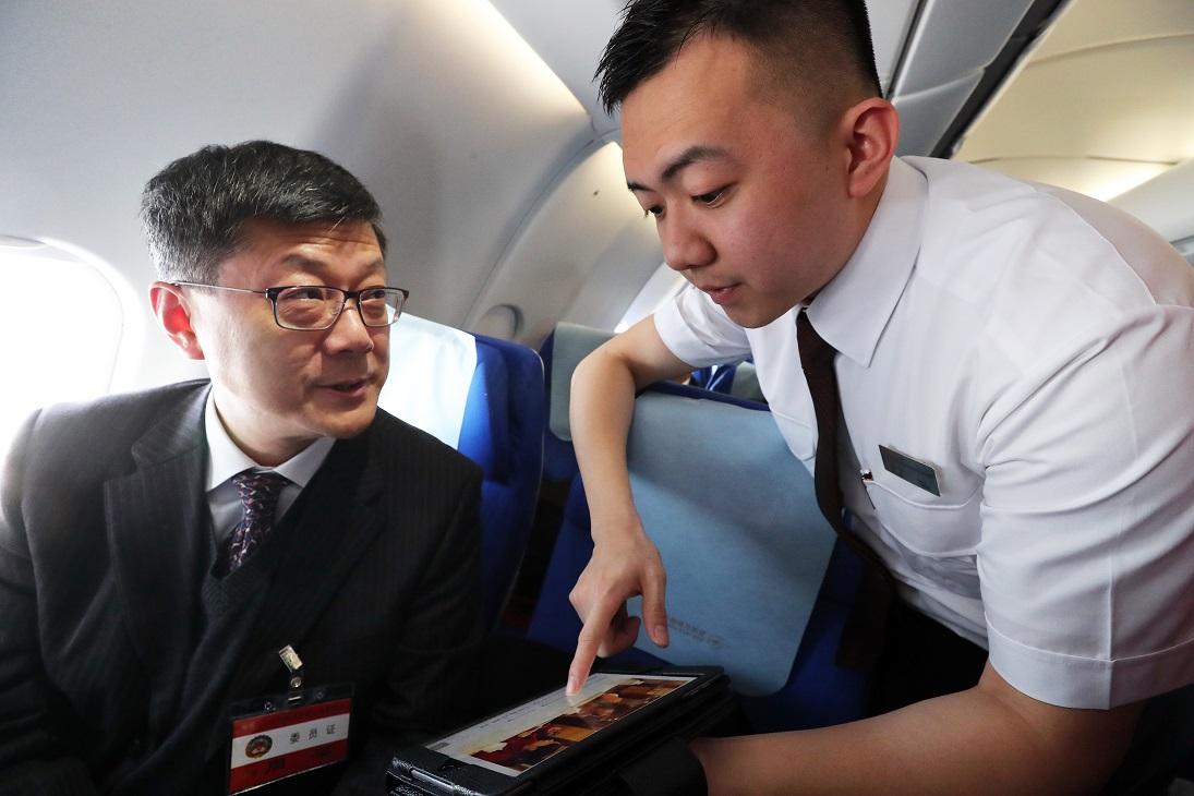 周梁委员在阅读上观新闻. 张海峰摄