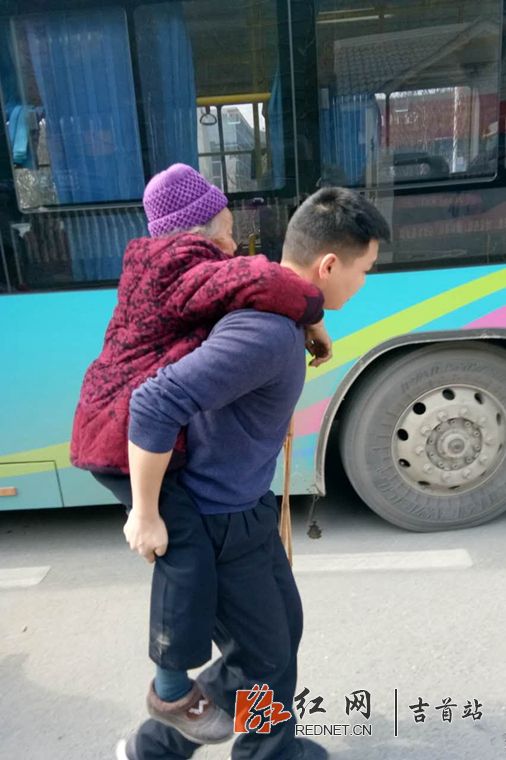 湘西有个"笨"民警背着老人找家人