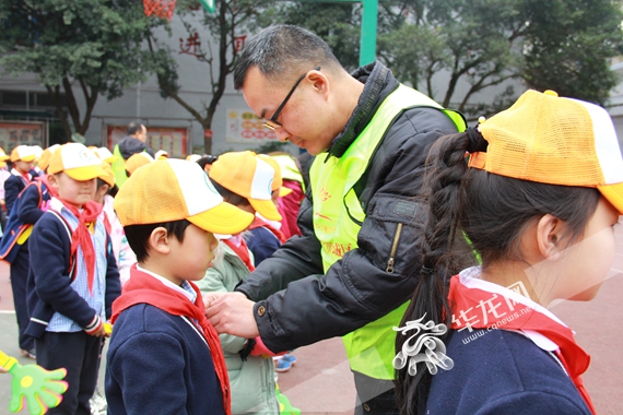 望江小学成立"小太阳"志愿者服务总队 300多名学生佩戴志愿者徽章