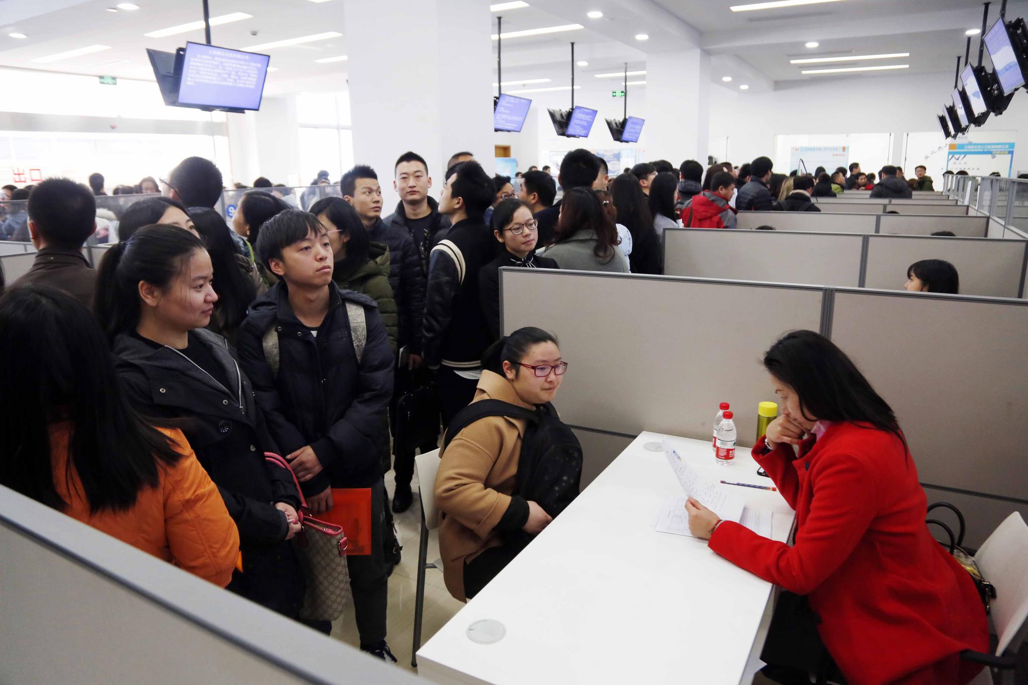 招聘会于上午9点30分开始,前来应聘的求职者把招