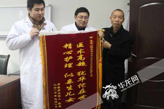 黄先生的母亲邓淑芬老人,1月30日晚不慎跌伤致左股骨粗隆间粉碎性骨折