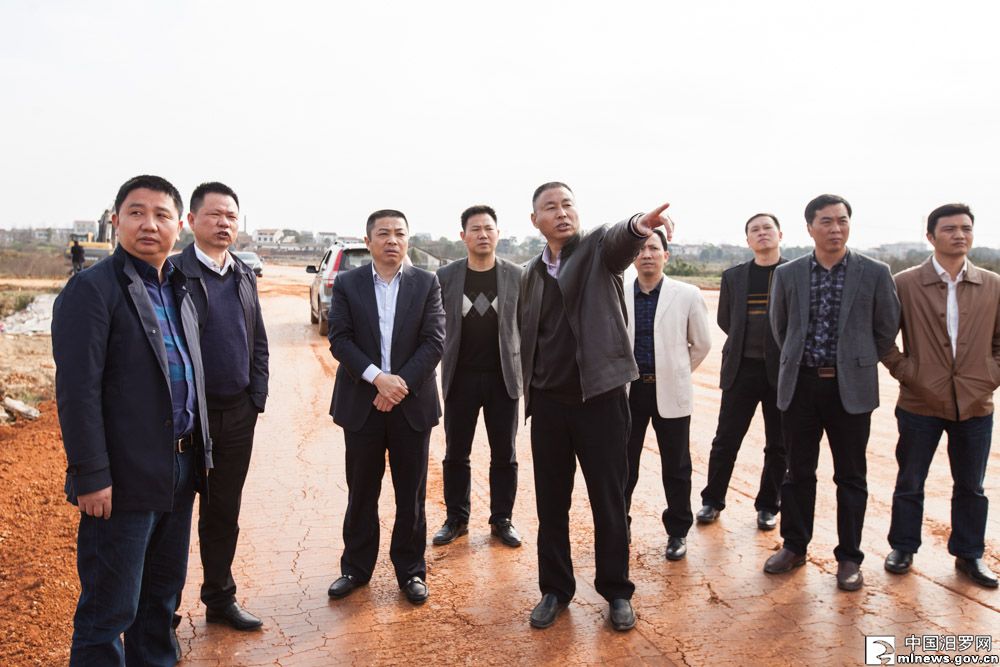 湖南省汨罗市委副书记,市长朱平波(左三),副市长吴高明(左五)现场查看