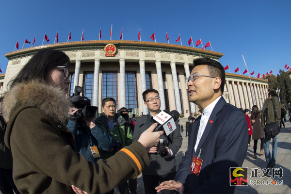 【两会花絮】人民大会堂前的代表们