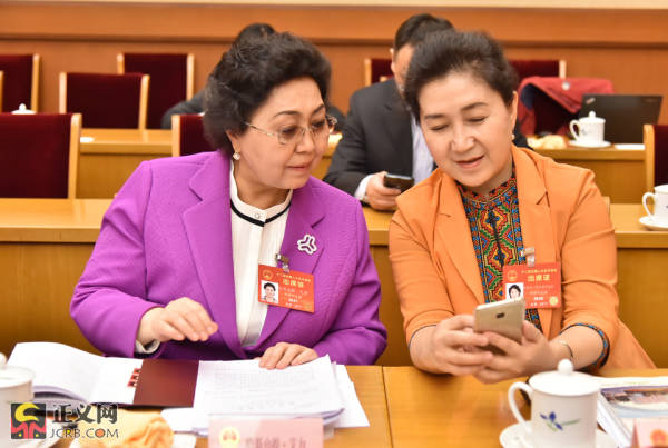 记者程丁 摄全国人大代表哈斯也提·艾力(右),全国人大代表热汗古丽