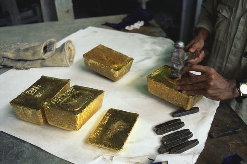 基巴利金矿位于民主刚果的东北部,非常偏僻,重型设备从非洲东海岸运抵