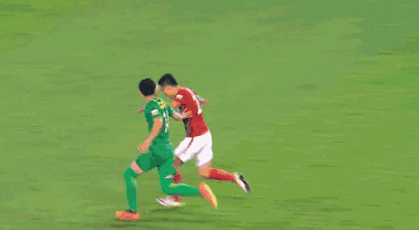 从国安球员赵和靖飞铲郜林开始,比赛就变成了裁判的舞台,黑晓虎的哨子