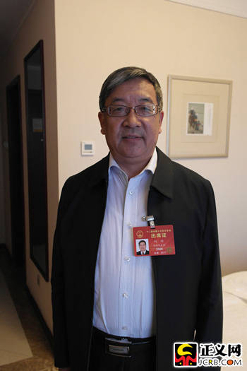 何峰代表畅谈藏区检察官风采:"藏检班"助力双语人才培养