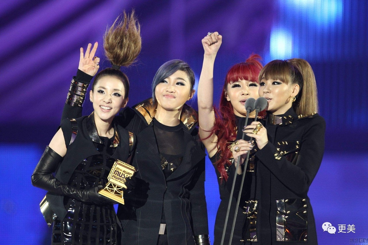 造型一向走杀马特葬爱家族风的2ne1团队里,朴春还能算的上门面担当