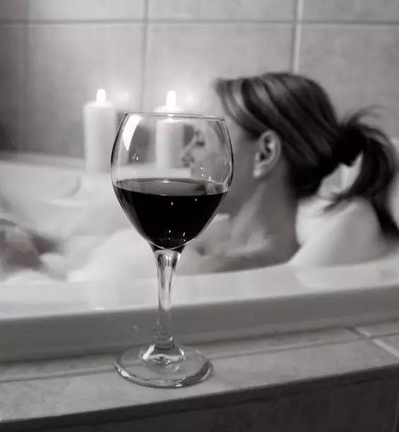 在小编眼中,女人 红酒=浪漫.