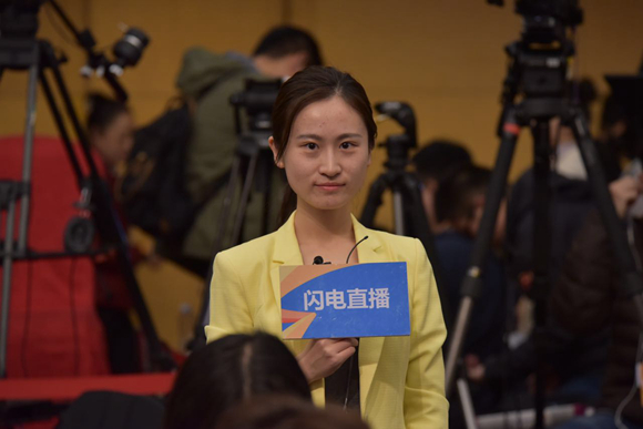 2017全国两会记者手记那位穿黄色衣服的女记者