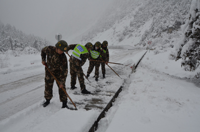 [西藏]武警交通二支队官兵快速抢通雪毁路段(图)