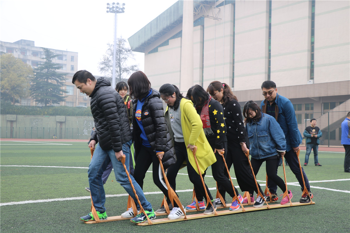 来自的全校34支部门工会代表队共同参加"集体木鞋"比赛,每支代表队由