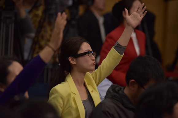 2017全国两会记者手记那位穿黄色衣服的女记者