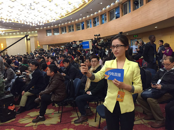 2017全国两会记者手记那位穿黄色衣服的女记者