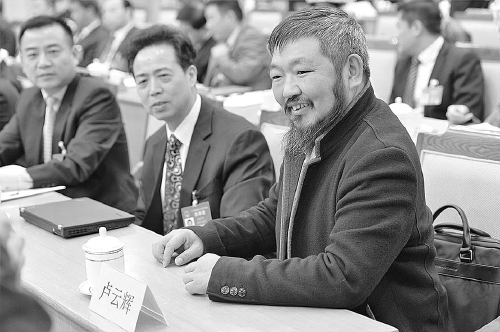 廖飞代表(右二)与龙长春代表(右一)交流.