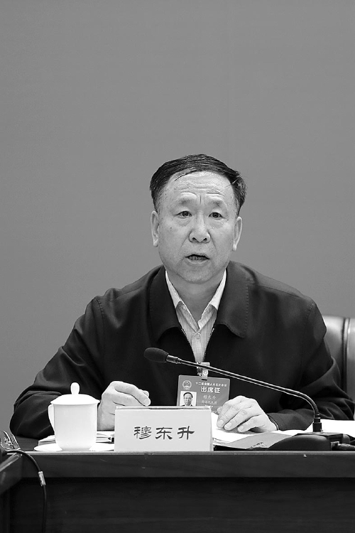 王玉虎代表(左)与何峰代表会前交流议案建议相关问题.