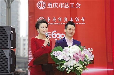 天天630主持人何苗苗,重庆电视台余俊彤在启动仪式上呼吁市民关注口腔