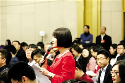图为本报记者杨烨在向肖亚庆提问.