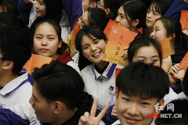 地质中学高三学子获赠成人证书02校长寄语撸起袖子加油干