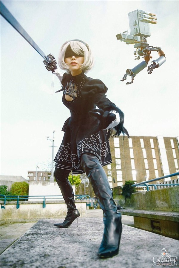 外国妹子cos《尼尔:机械纪元》2b小姐姐 这眼睛见光死