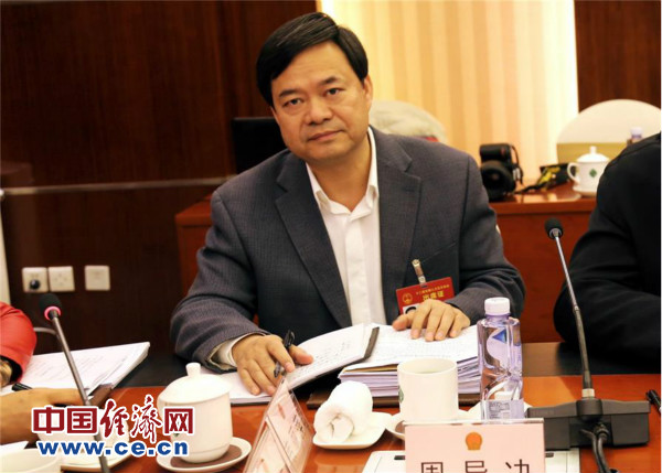 全国人大代表,百色市市长周异决在参加小组讨论会 记者 梅淑娥/摄中国