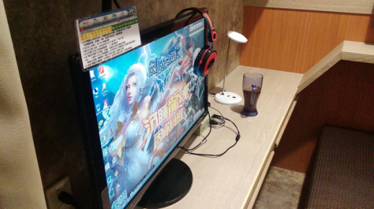 玩家体验台湾顶级网吧:1分钟1元 包厢不许锁门