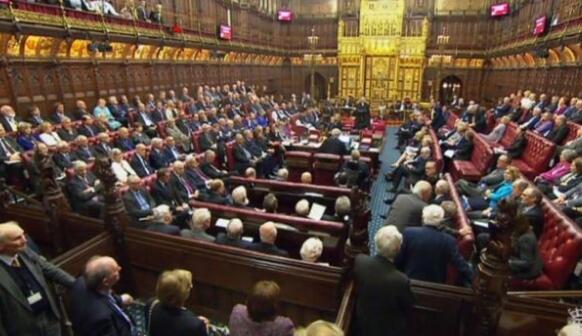 英国上议院投票支持授权政府启动脱欧程序_新浪新闻
