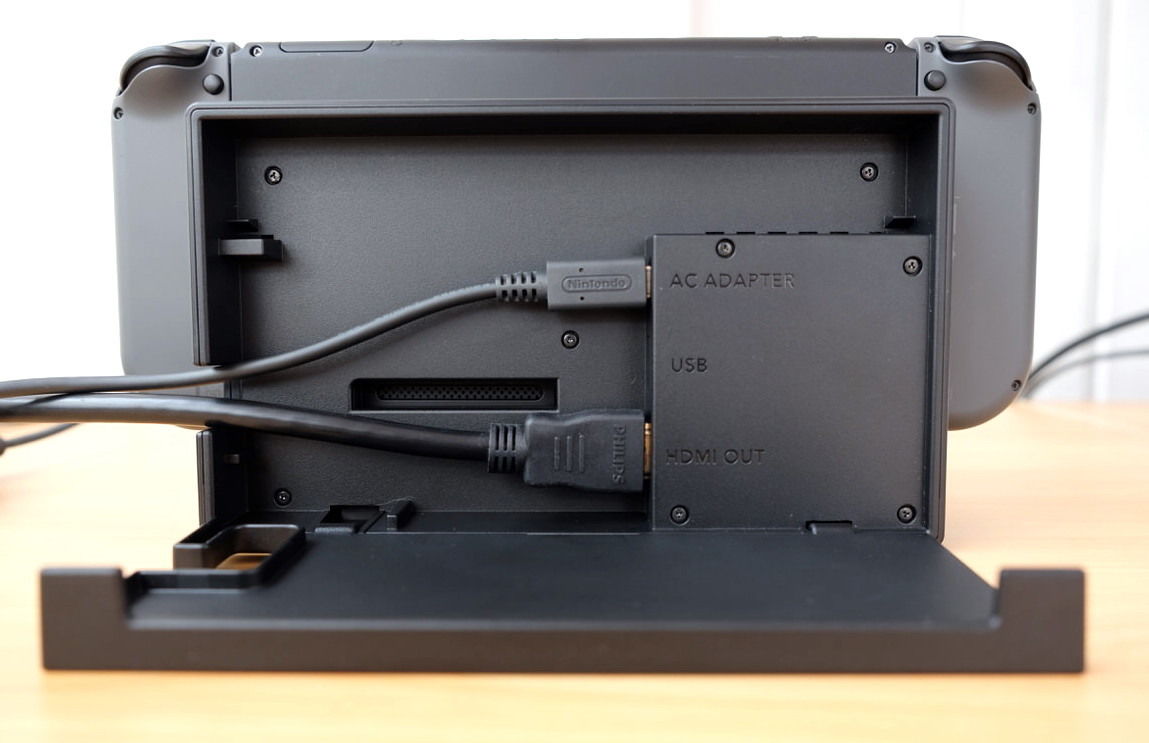 小巧但是手感还是不错的,没有想象中那么「局促」;底座的切换也很舒服