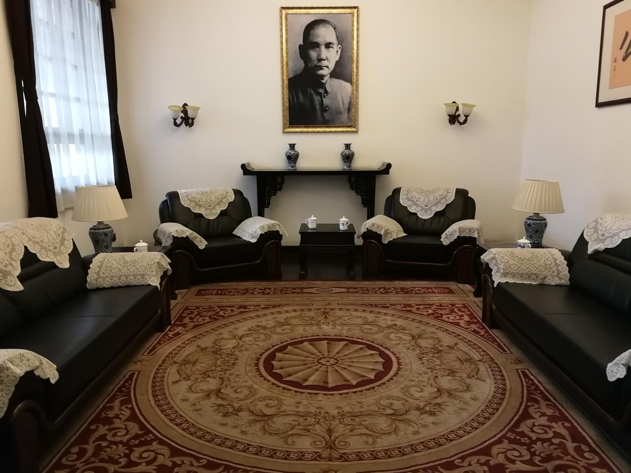 1936年香山寺进行重新修建后,为蒋介石庆祝五十寿辰而在寺内建一幢两