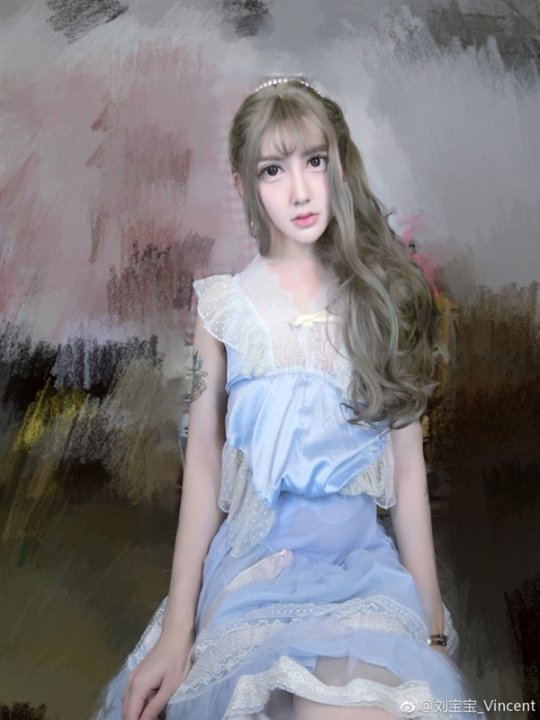 "蛇精男"男扮女装画风骤变 网友:觉得有点美